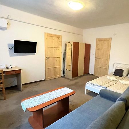 Evi Apartman Eger Eksteriør bilde