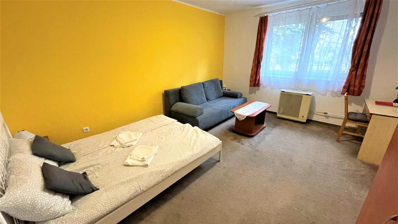 Evi Apartman Eger Eksteriør bilde